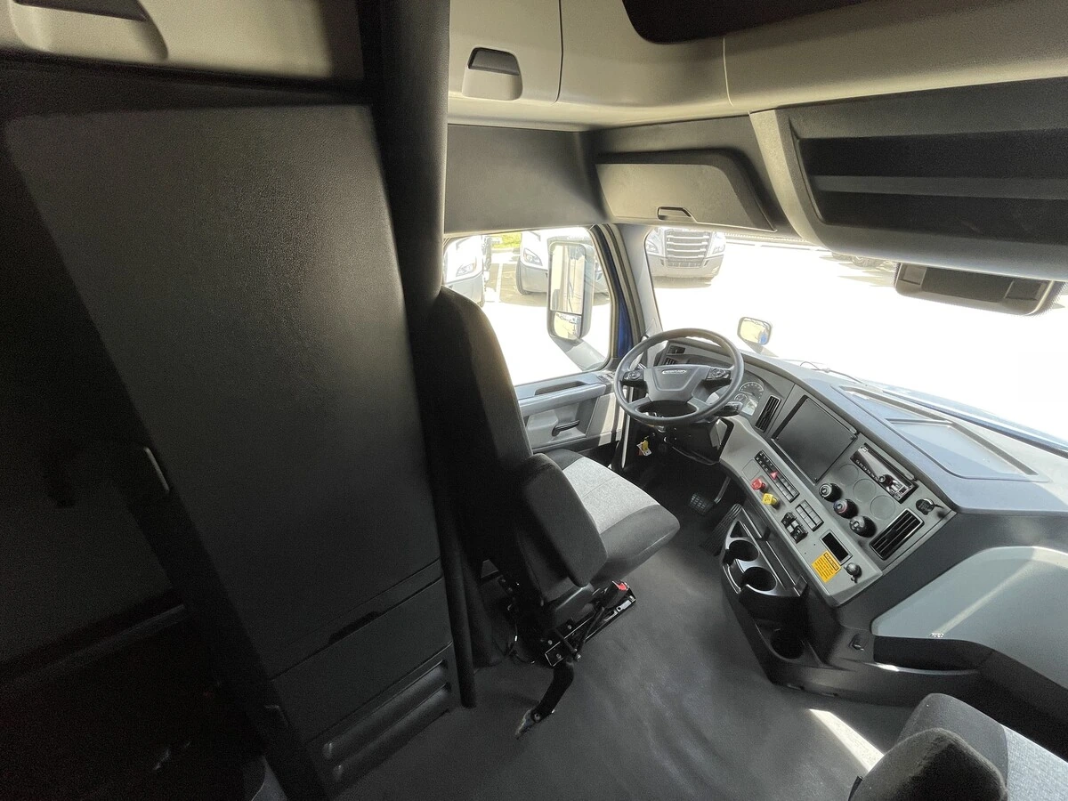2021 Freightliner Cascadia - image 31