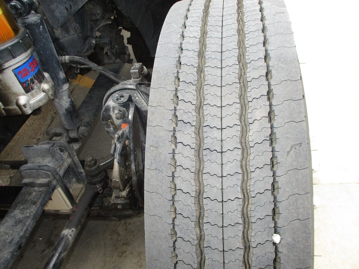 2019 International LT - image 8