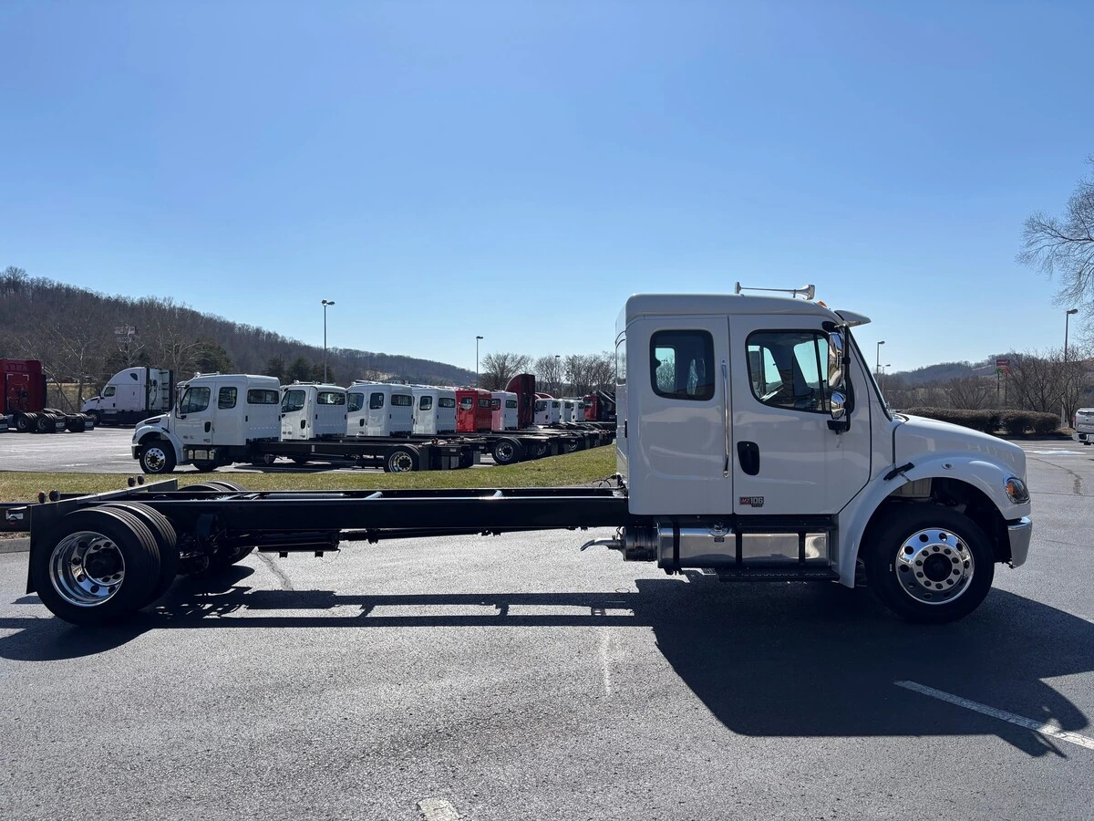 2025 Freightliner M2 106 in Fort Worth, TX — photo 4