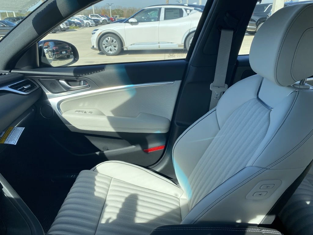 2025 GENESIS G70 Standard - Photo 18