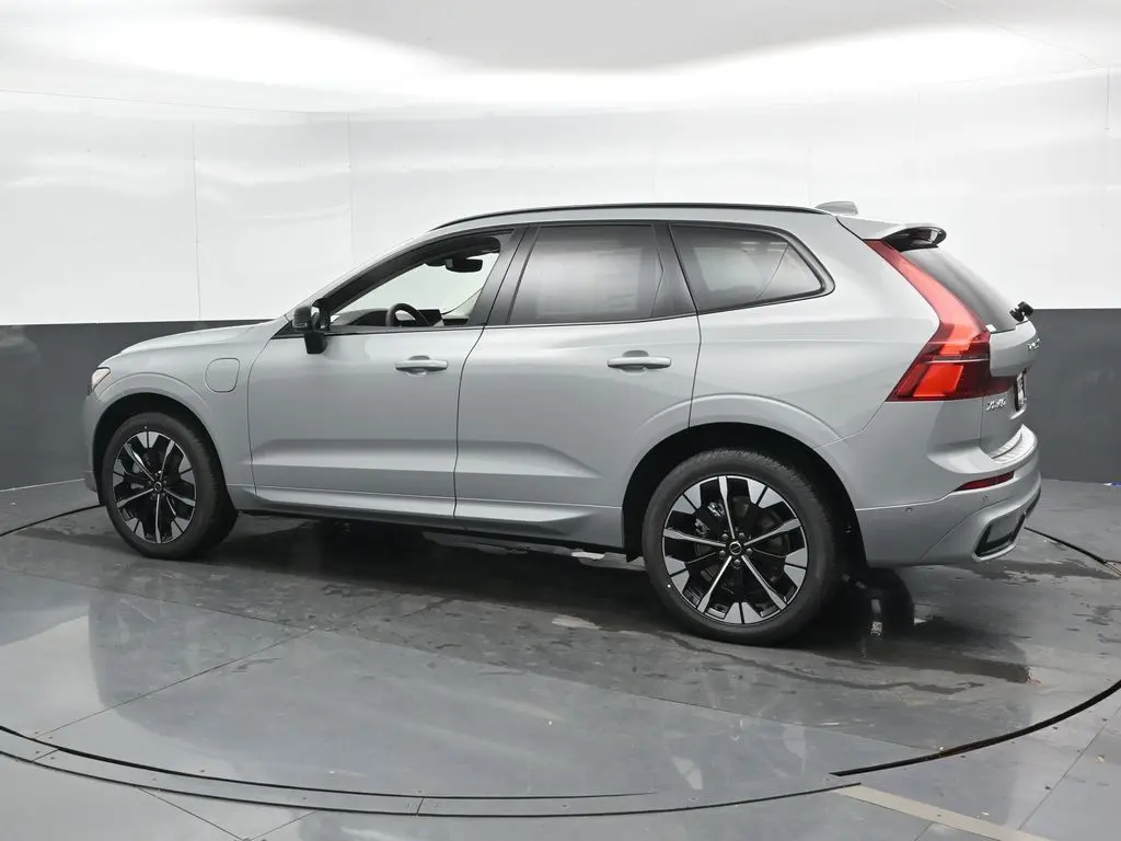 2026 Volvo - image 7