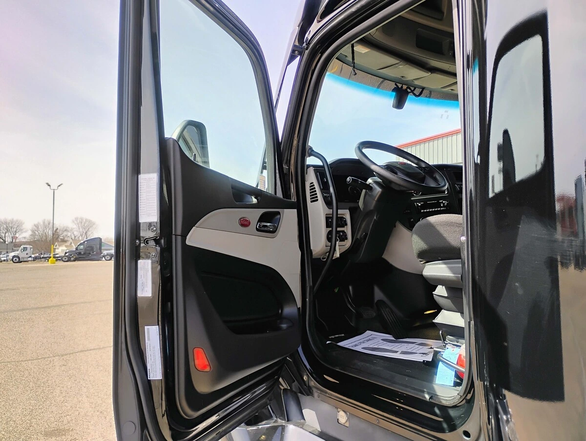 2023 Peterbilt 579 - image 11