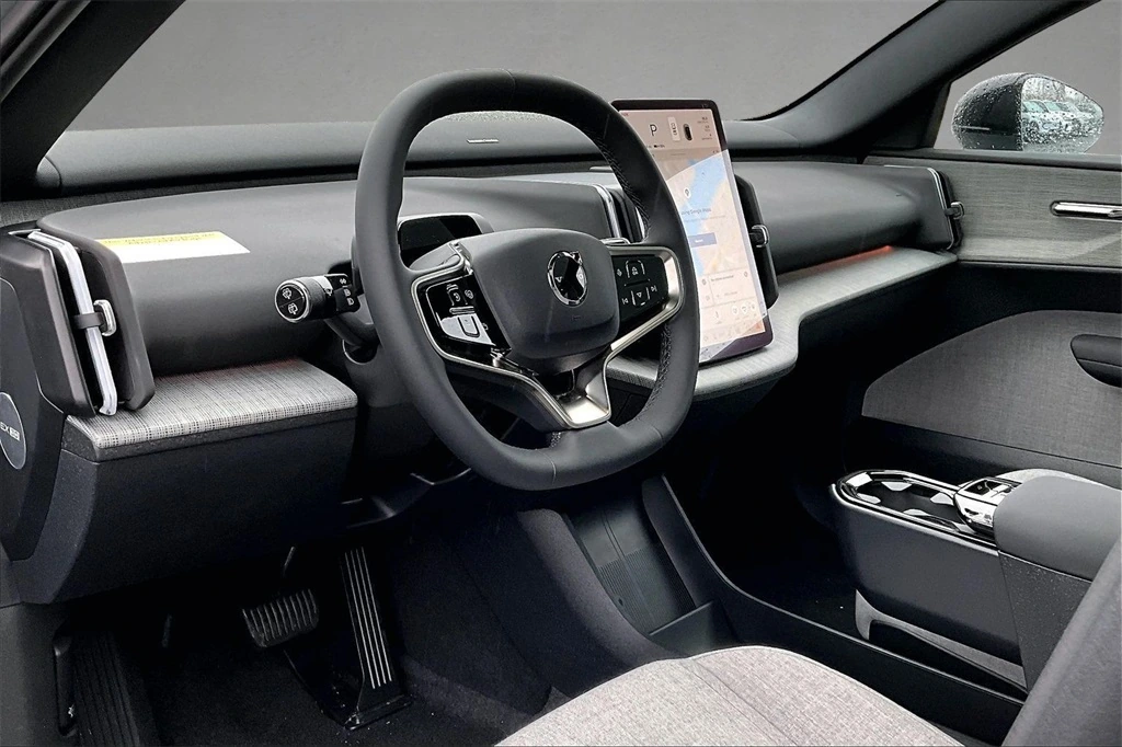 2026 Volvo - image 7