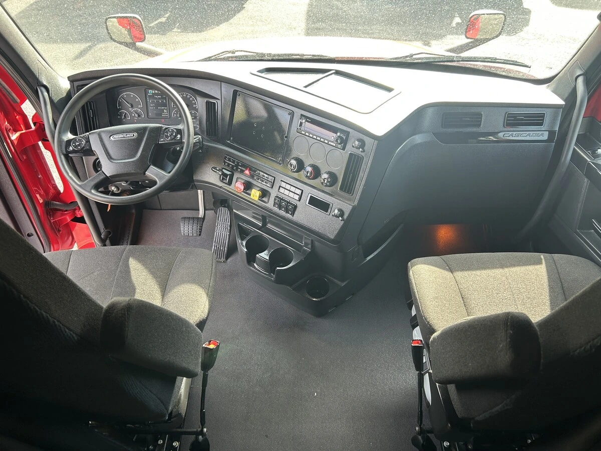 2023 Freightliner Cascadia - image 20