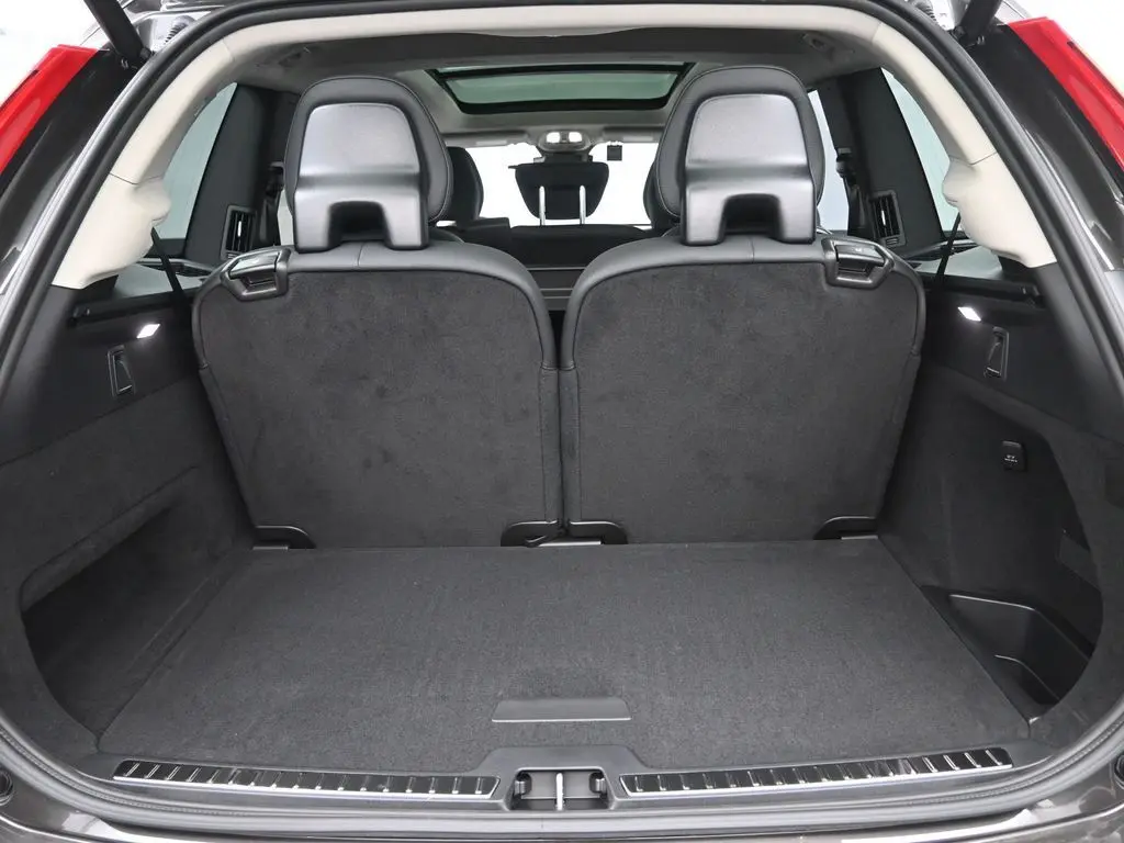 2025 Volvo - image 28