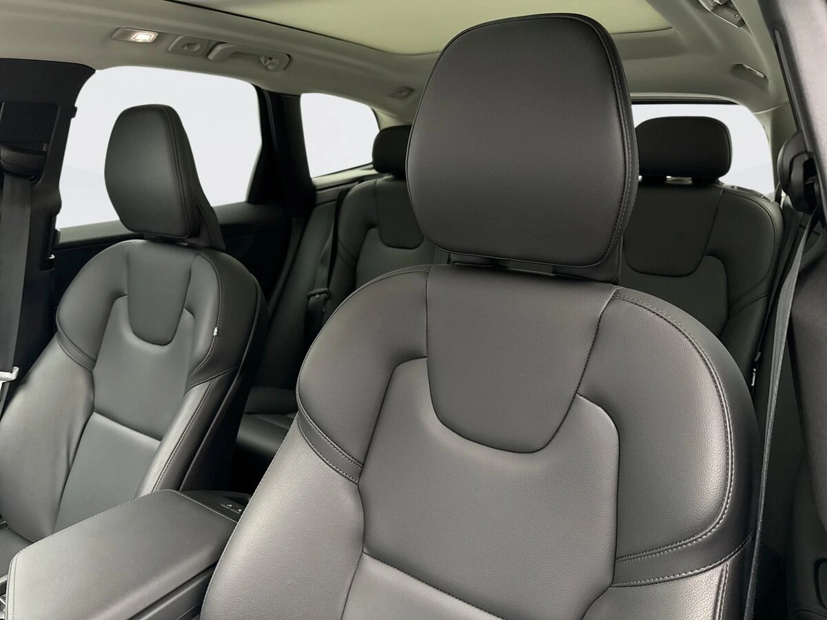 2025 Volvo - image 13