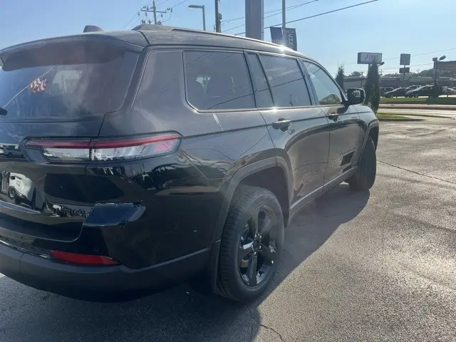 2025 Jeep Grand Cherokee Limited photo 3