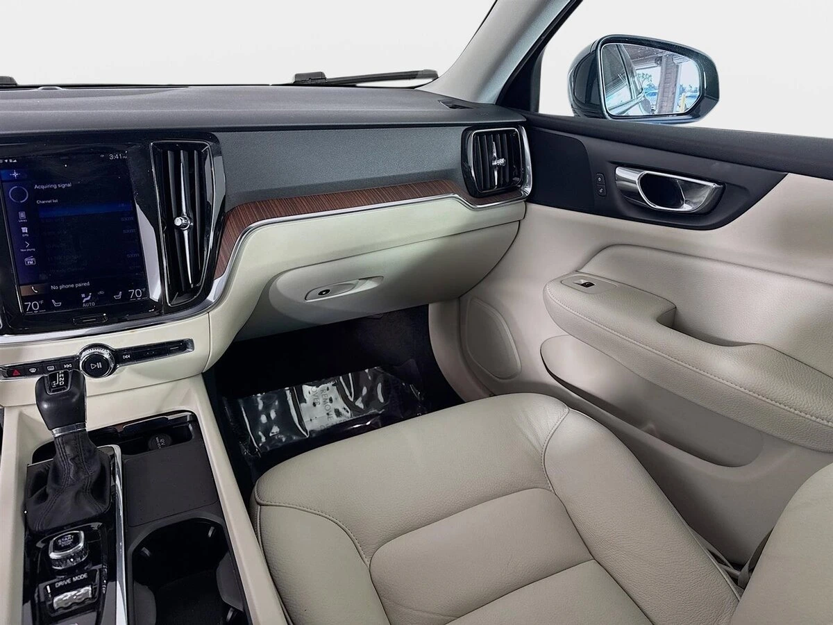 2021 Volvo - image 25