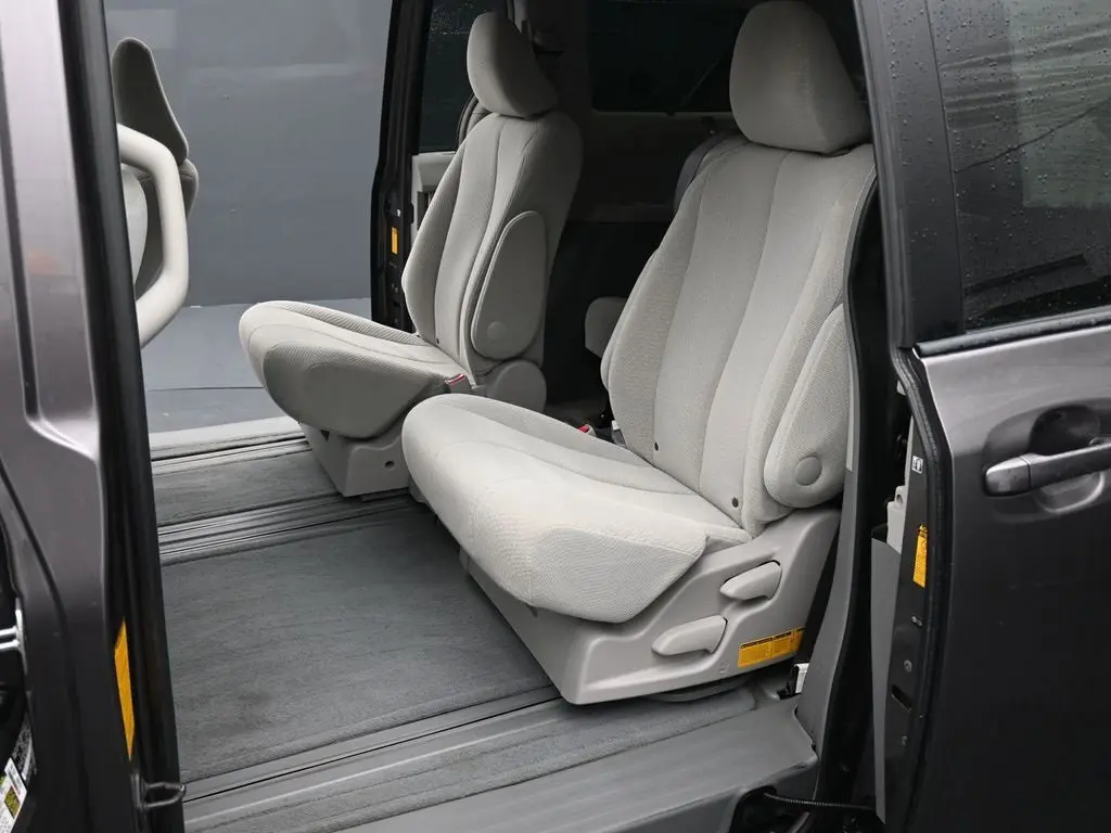 2014 Toyota Sienna LE photo 18