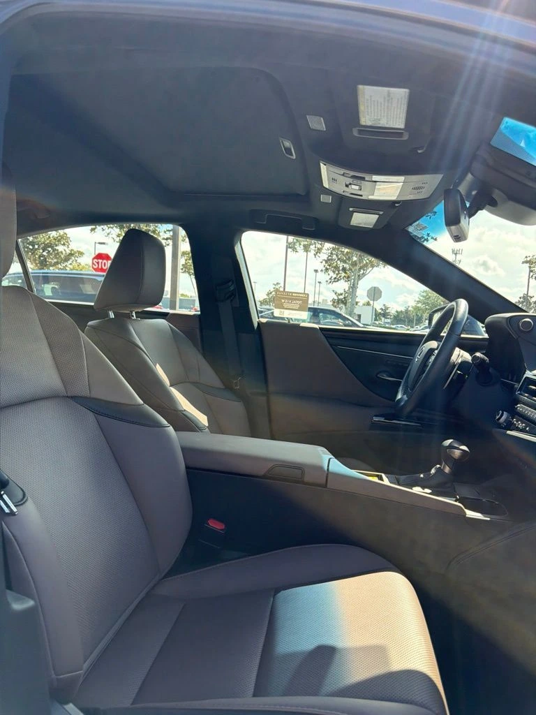 2025 Lexus ES 350 - Photo 14