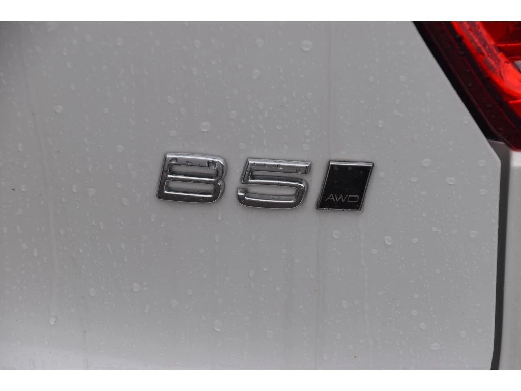 2025 Volvo - image 25