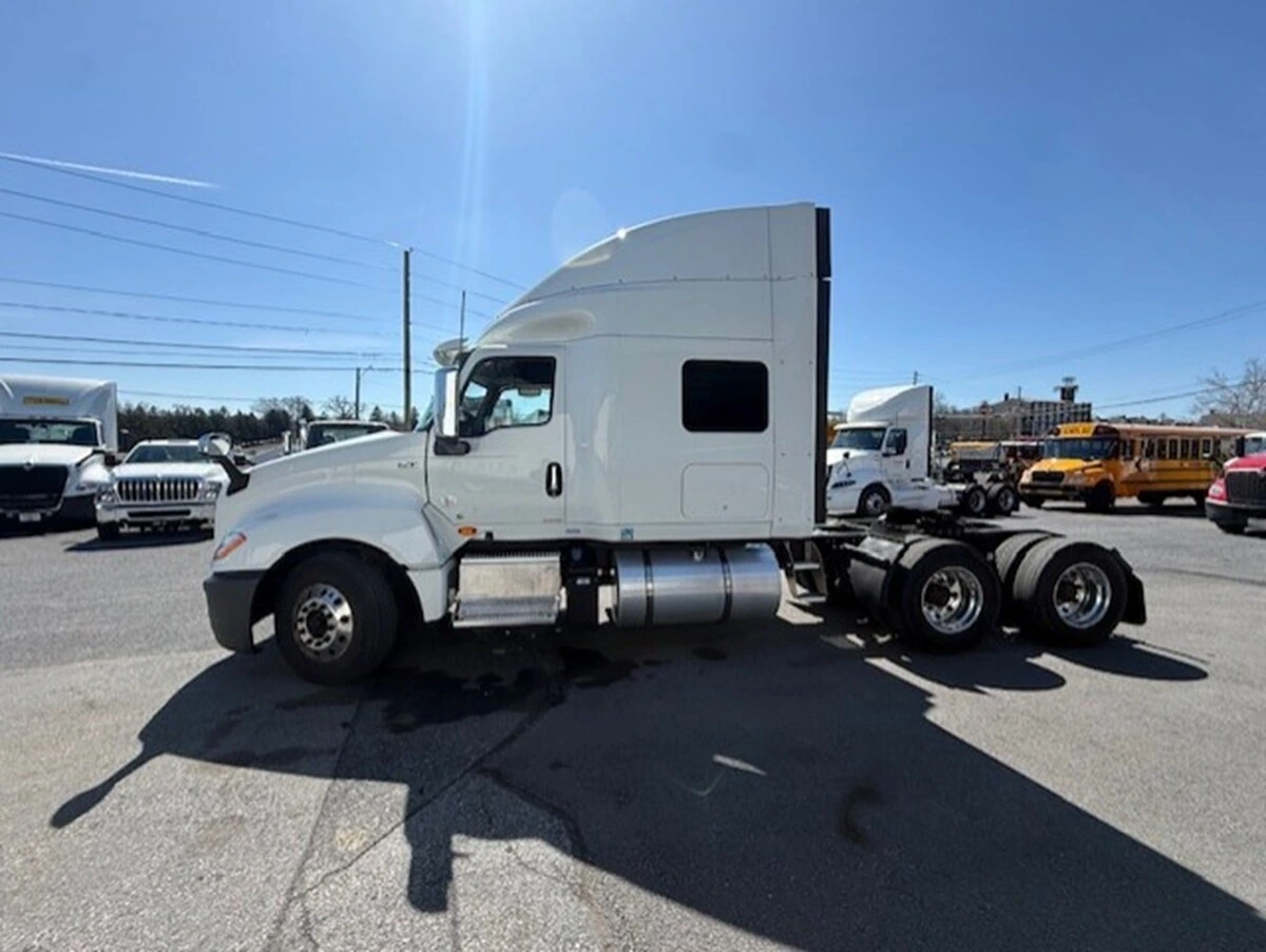 2022 International LT - image 11