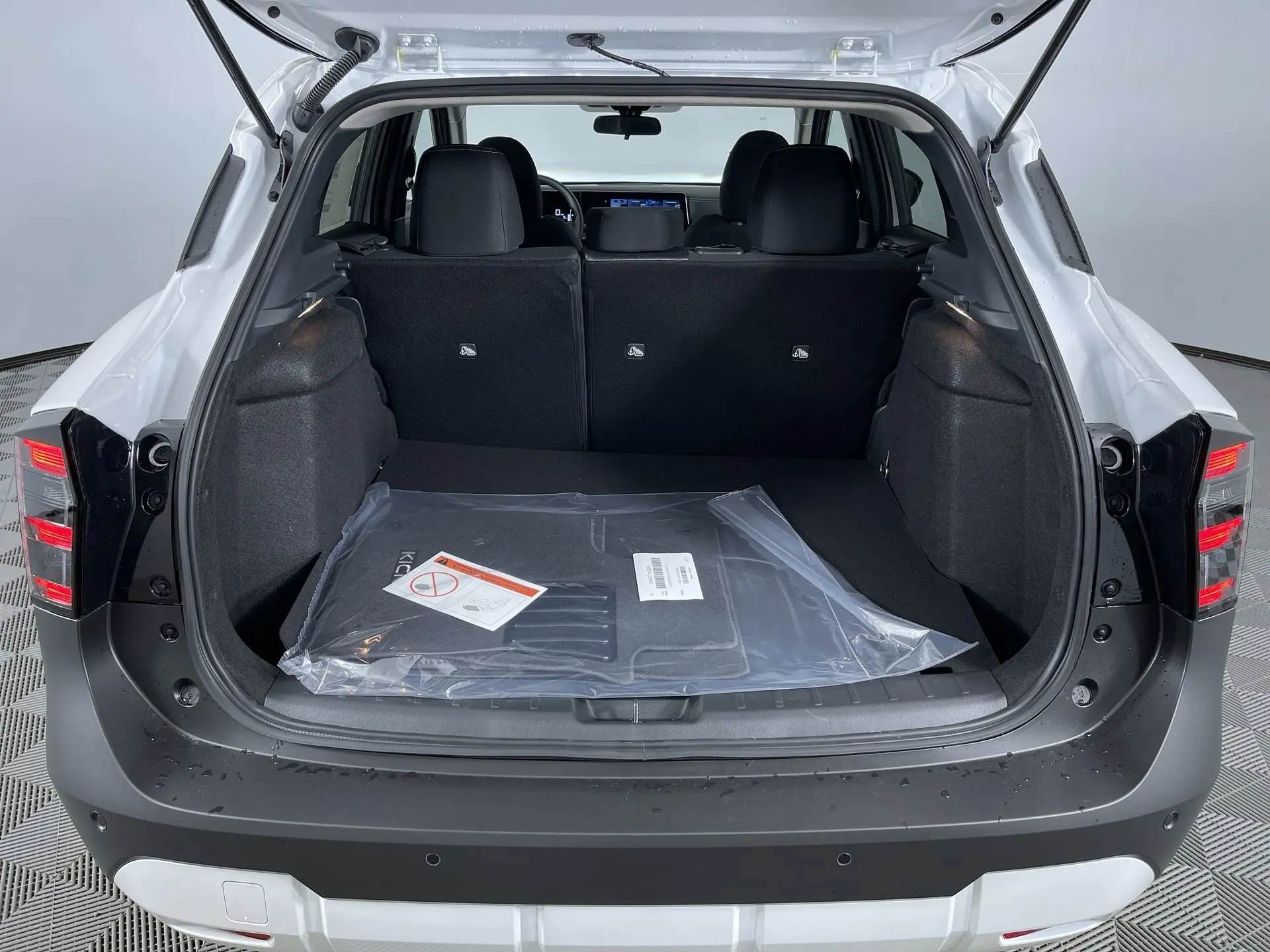2026 Nissan Kicks SV photo 14