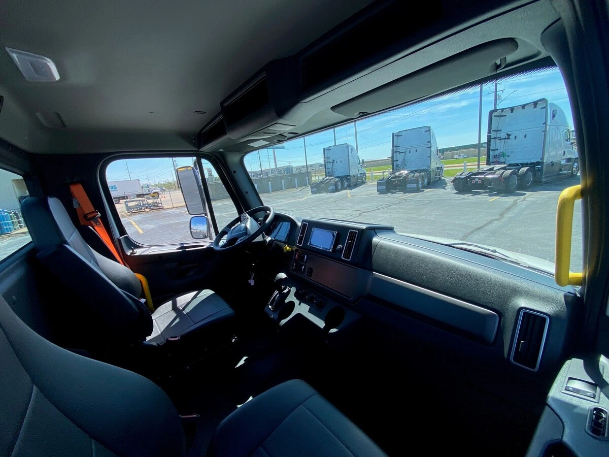 2027 Freightliner M2 106 - image 8