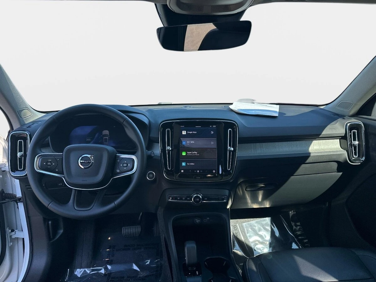 2025 Volvo - image 15