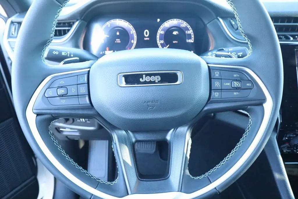 2025 Jeep Grand Cherokee Laredo photo 3