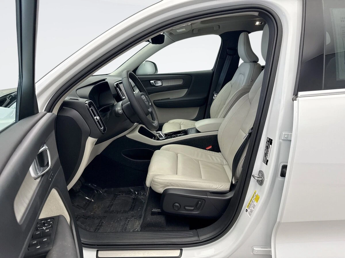 2022 Volvo - image 10