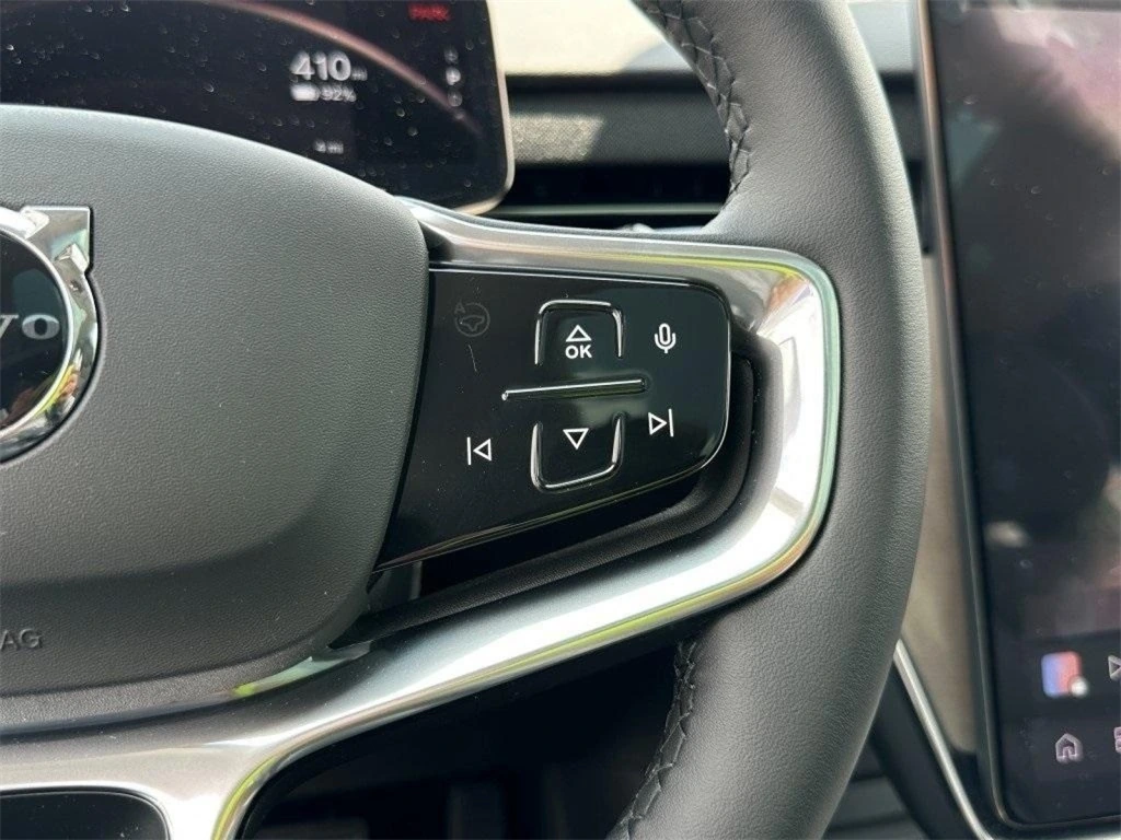 2025 Volvo - image 25