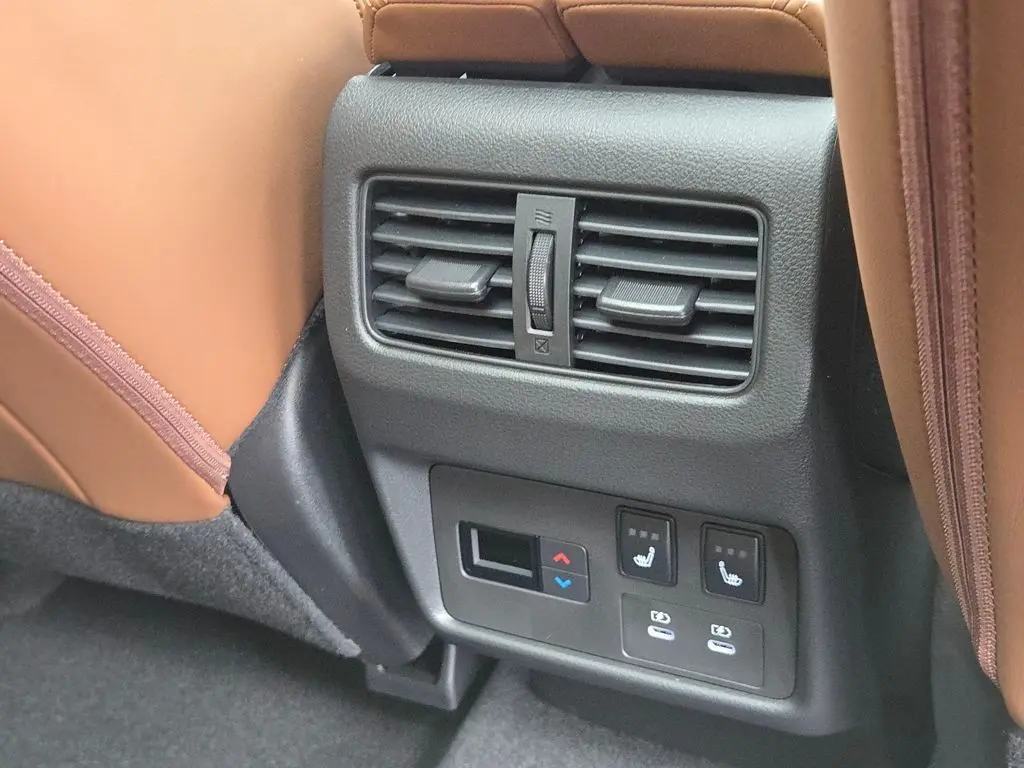 2026 Nissan Rogue Platinum photo 7