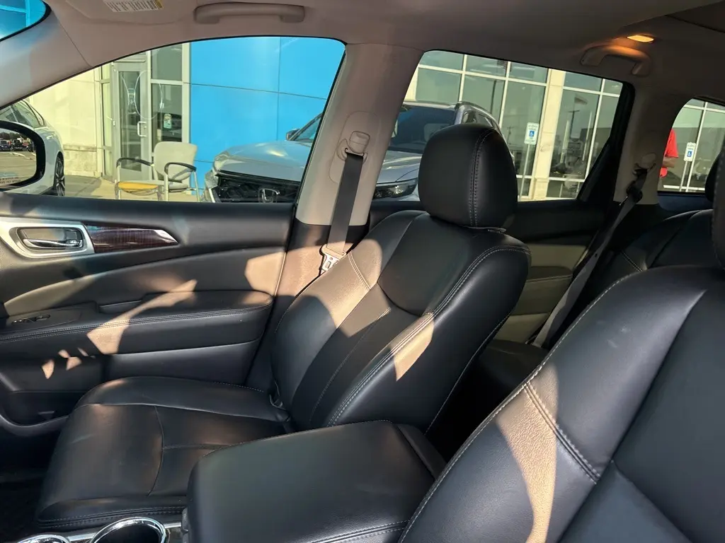 2016 Nissan Pathfinder SL photo 9