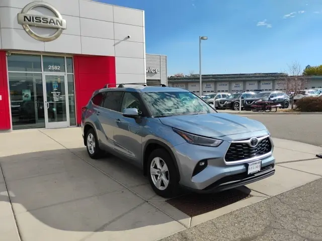 2022 Toyota Highlander LE photo 3