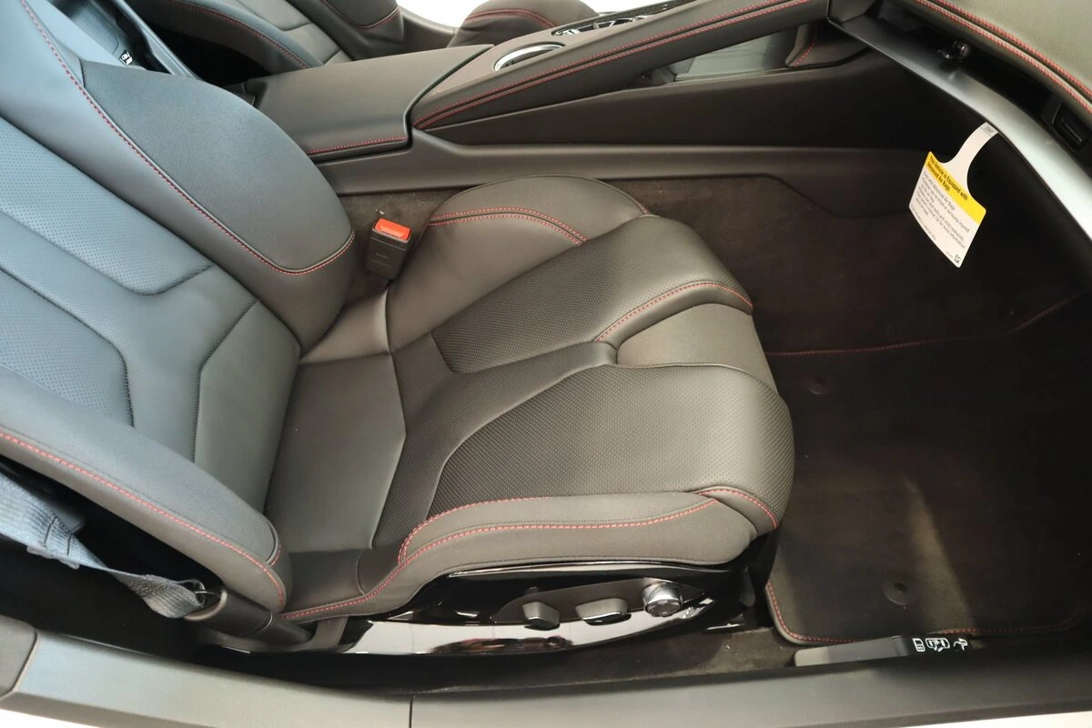 2027 Chevrolet Corvette 2LT - Photo 18