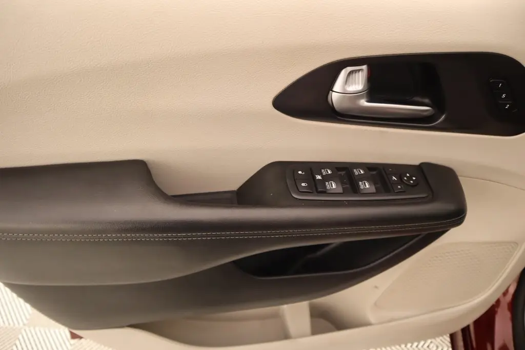 2020 Chrysler Pacifica Limited photo 17
