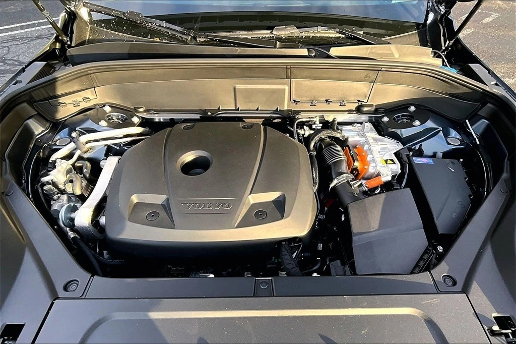 2026 Volvo - image 12