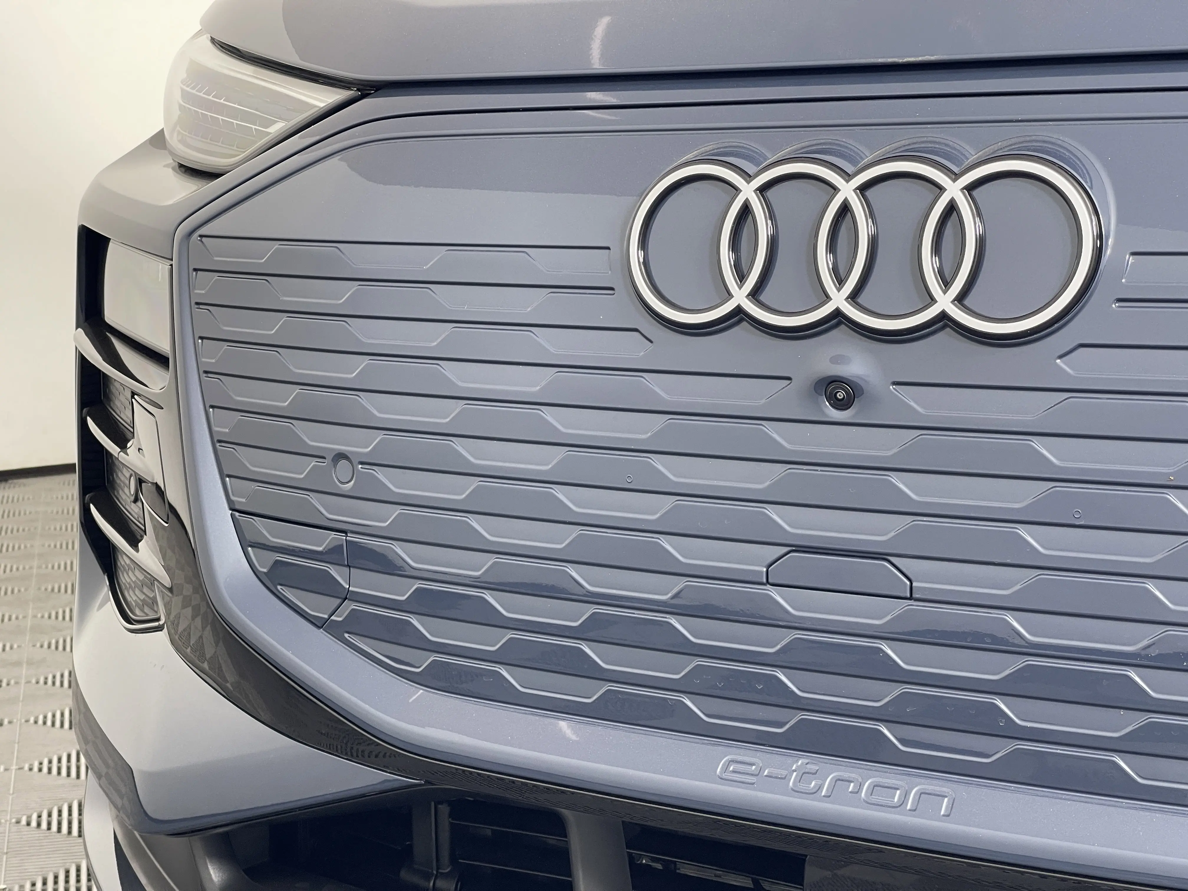 2025 Audi Q6 E-tron Prestige photo 9
