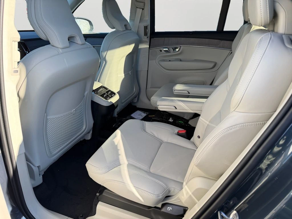 2026 Volvo - image 9