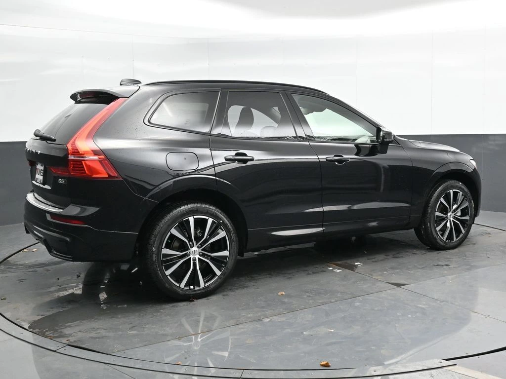 2025 Volvo - image 3