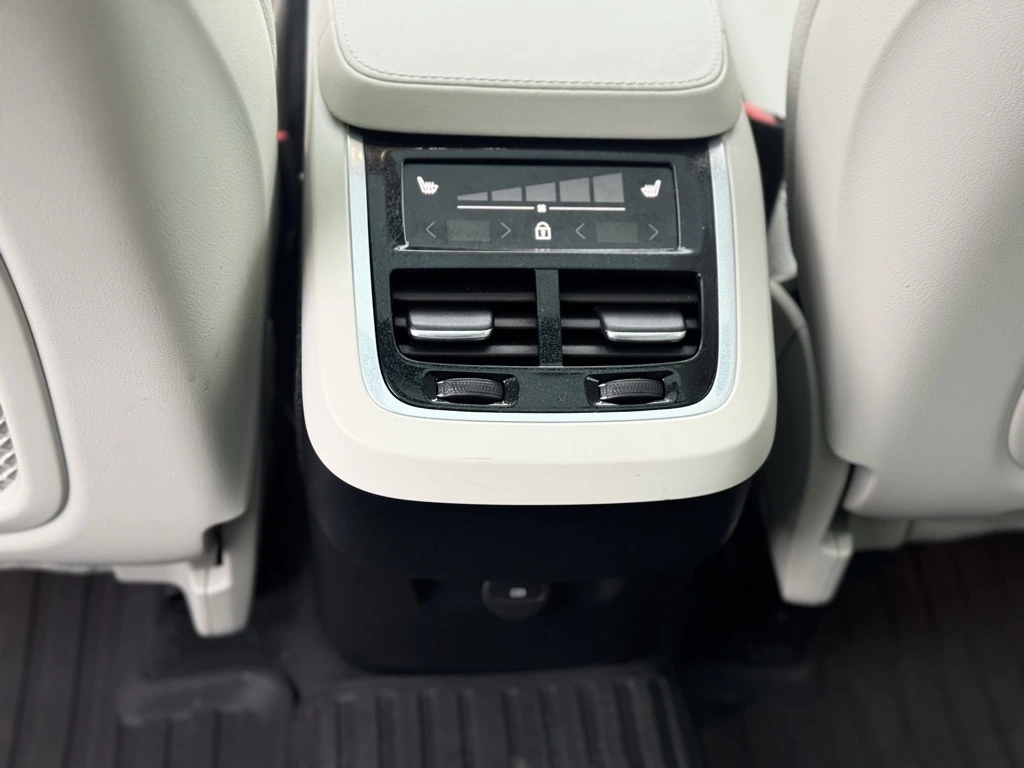 2024 Volvo - image 25