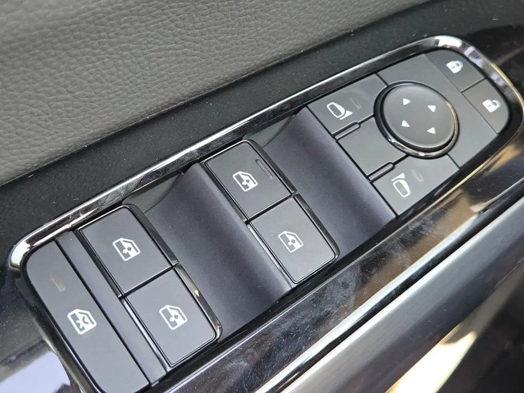 2025 Nissan Pathfinder SL photo 2