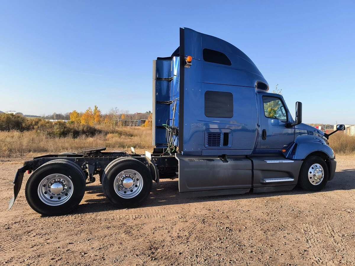 2020 International LT - image 3