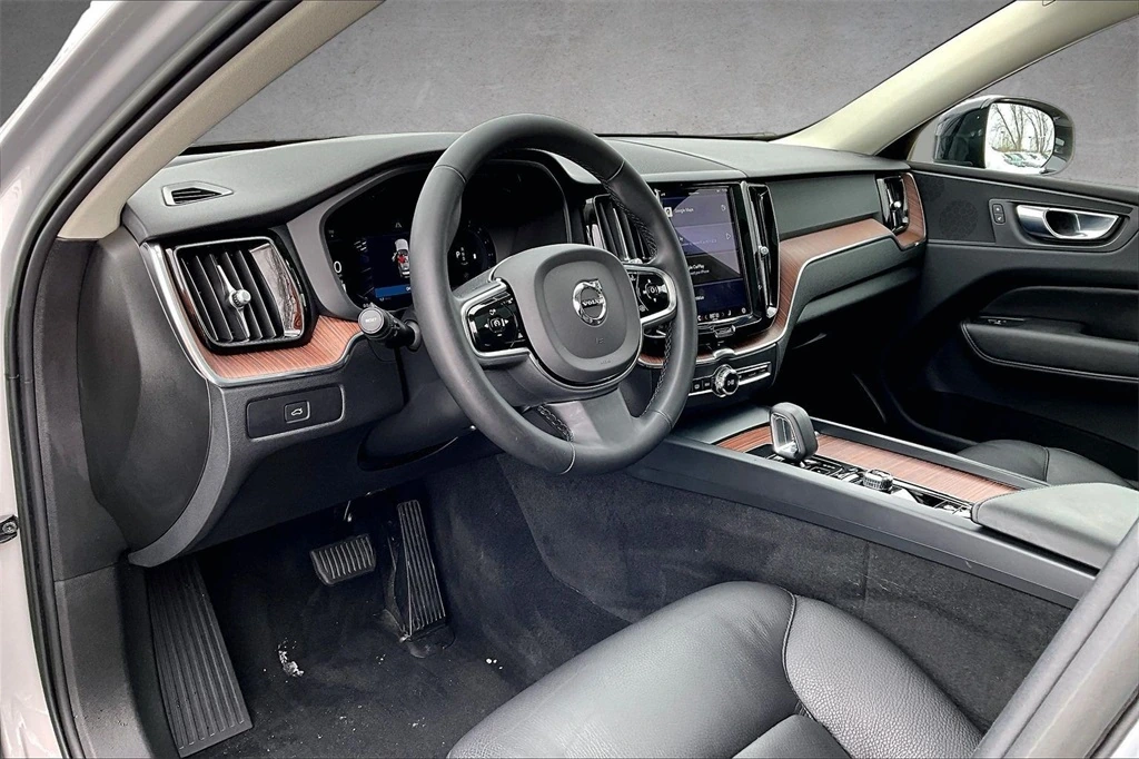 2023 Volvo - image 16