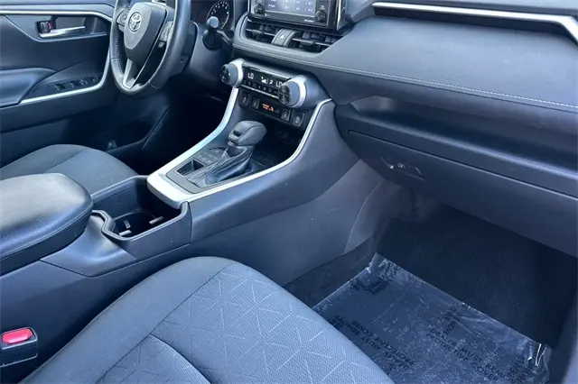 2022 Toyota RAV4 XLE photo 10