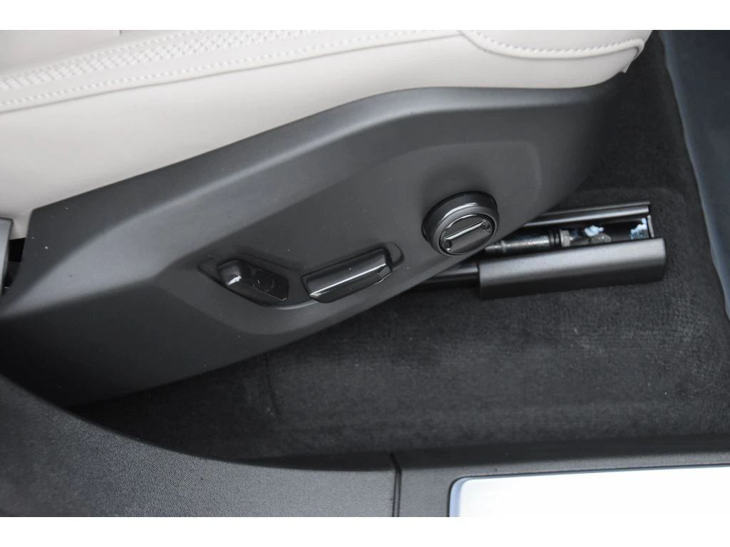 2026 Volvo - image 33