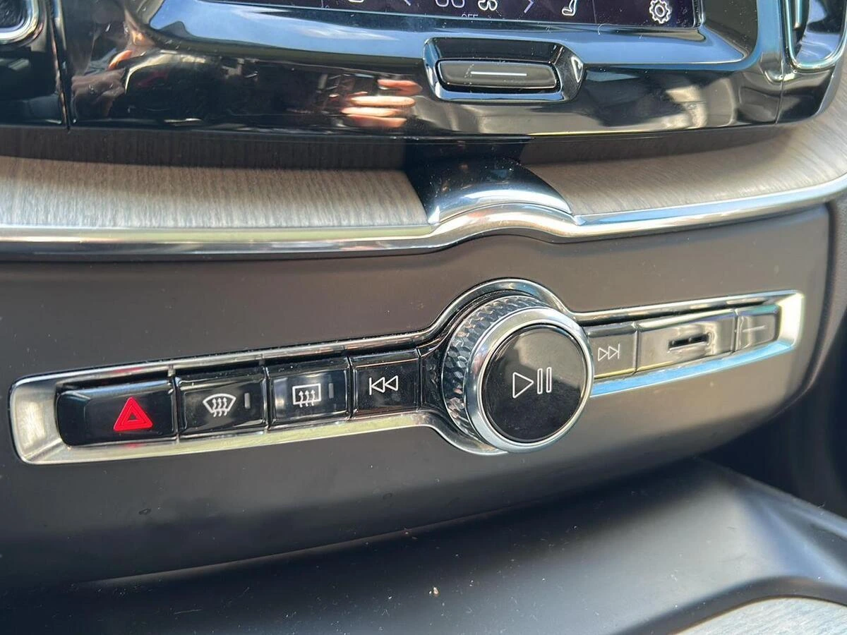 2022 Volvo - image 8