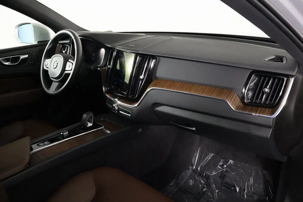 2022 Volvo XC60 Recharge Hybrid T8 Inscription Expression photo 6