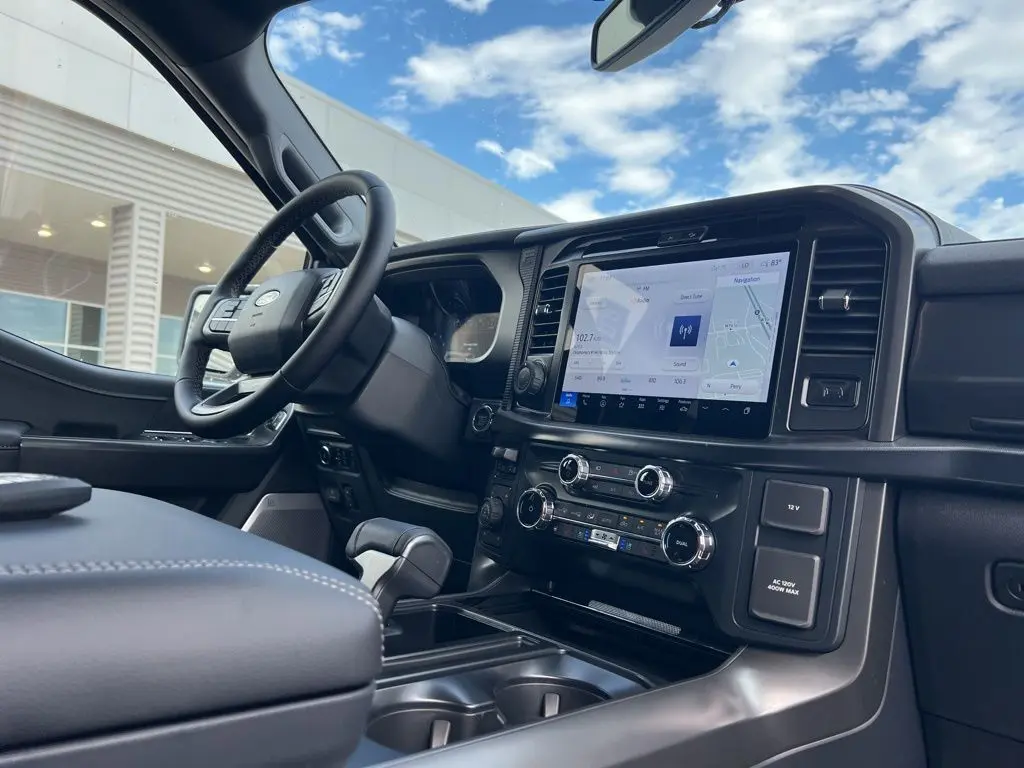 2025 Ford F-150 Lariat photo 2