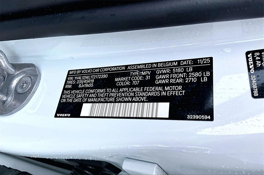 2026 Volvo - image 8