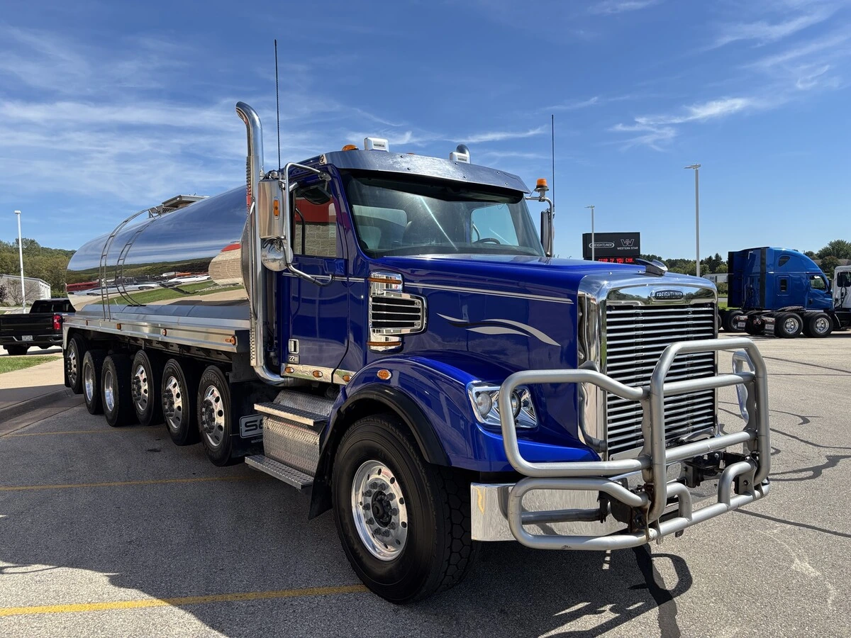 2023 Freightliner 122SD — photo 3