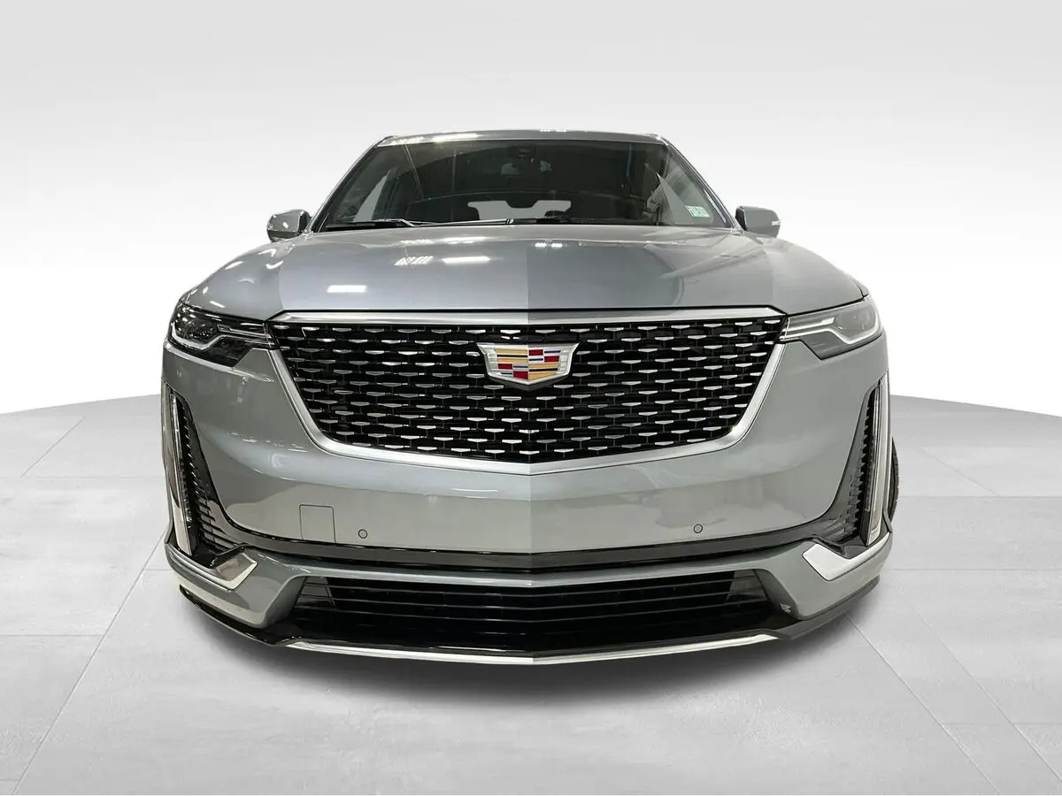 2025 Cadillac XT6 Luxury photo 2