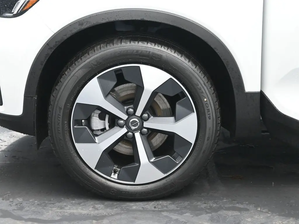 2025 Volvo - image 29