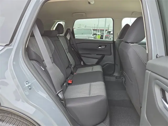2026 Nissan Rogue SV photo 9