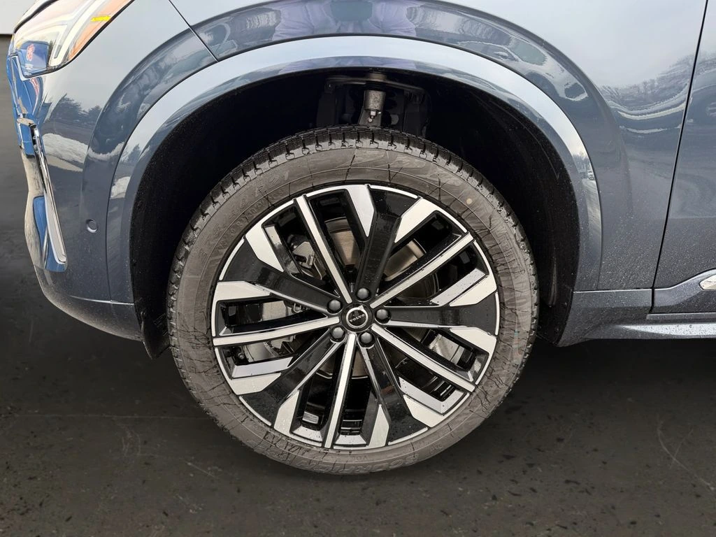 2026 Volvo - image 25