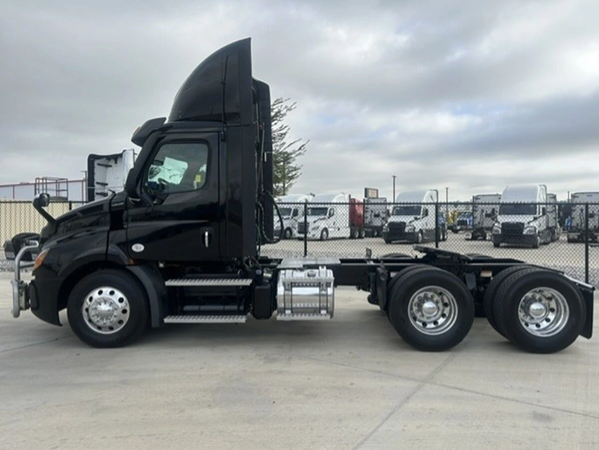 2023 Freightliner Cascadia — photo 2