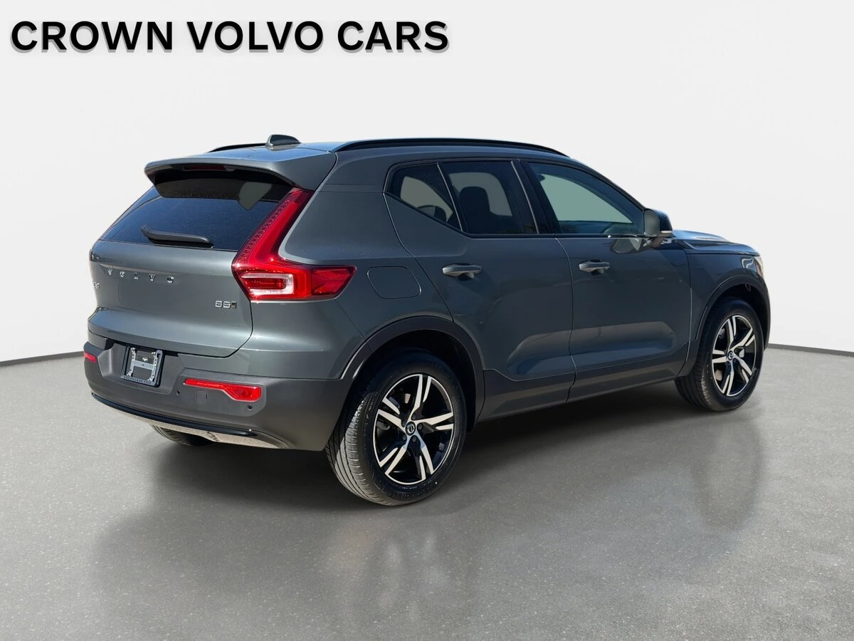 2026 Volvo - image 5