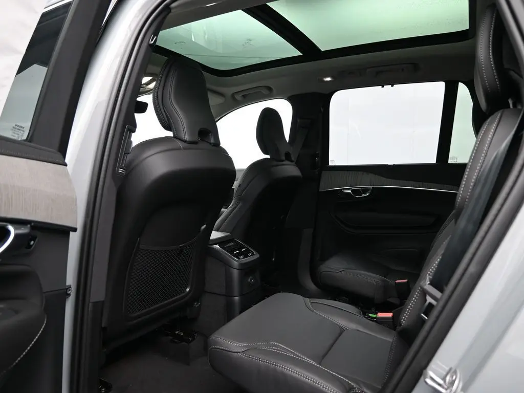 2025 Volvo - image 24