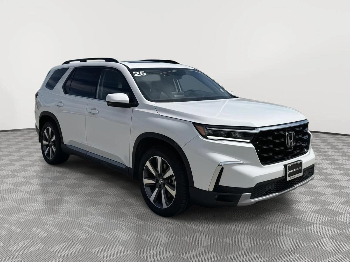 2025 Honda Pilot Touring AWD's photo